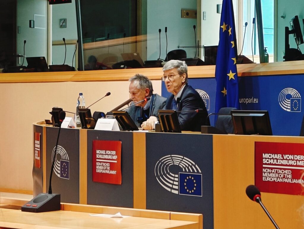 Professor Jeffrey Sachs spricht vor vollem Haus im Europäischen Parlament